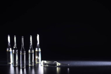 Tıbbi ilaç ampulleri. Enjeksiyon için ilaçlar.