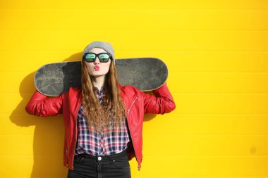 Genç hippi kız bir kaykay sürme. Kızlar kız f