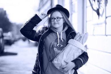 Bir genç kızın bir yolda siyah ve beyaz fotoğraf