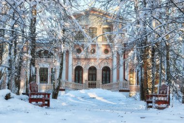 Kışın bina yakınlarında ahşap bank