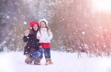 Bir kış masal, genç bir anne ve kızı bir kızak sürmek