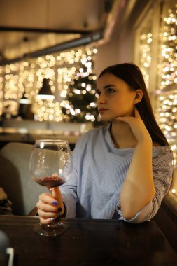 Akşam geri kalan bir kafede kız 