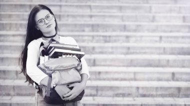 Sokakta genç kız öğrenci