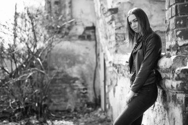 Bahar şehrin içinden bir yürüyüşte kız