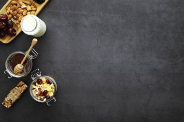 Sağlıklı kahvaltı. Süt lügatli tahıllardan Müsli.