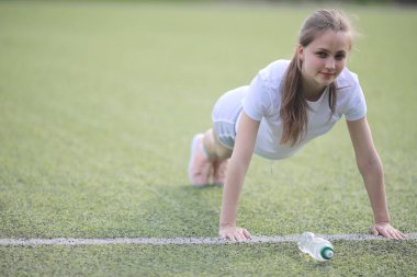 Egzersizleri yapıyor kız ve spor yaşam tarzı