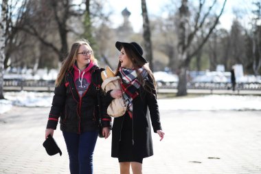 Güneşli havalarda bir yürüyüşte kız