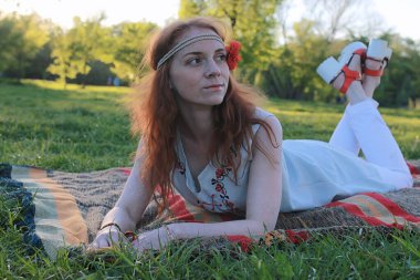 Bir sonbahar Parkta yürümek bir kız. Kızıl saçlı genç kız