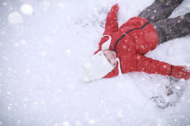 Çocuklar parkta ilk kar yürümek