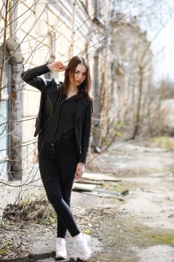 Bahar şehrin içinden bir yürüyüşte kız