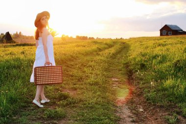 Alan kız bahar. Bir kızla bir bavul th yürür