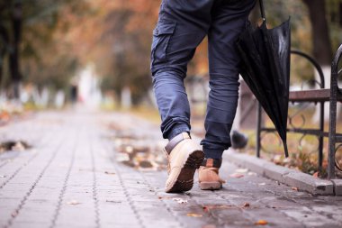 Ekim ayında sonbahar yağmurlu park