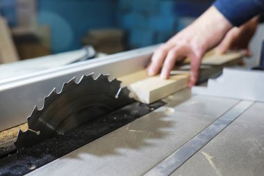 Araçları ve süreç içinde elektrikli testere ile atölye çalışması