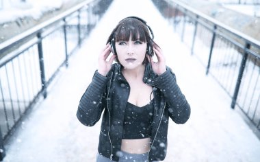 Kız müzik açık havada için dinlerken kulaklık