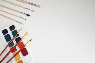 Beyaz bir kağıt üzerine resimler çizmek.