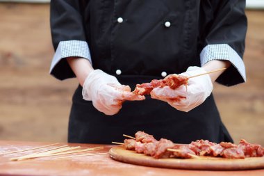 Aşçı Barbekü yemek pişirmek için et keser