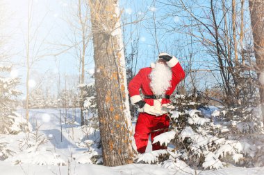 Noel Baba hediyeleri ile açık gelir. Noel Baba kırmızı bir SÜ