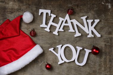 Kırmızı santa şapka dokulu ahşap arka plan ve teşekkür ederim ahşap