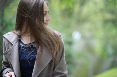 Bir ceket bir bahar parkta genç kız