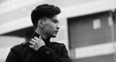 Asya genç adam açık havada poz siyah beyaz fotoğraf