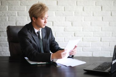 Genç Asyalı işadamı beyaz gömlek ve kravat