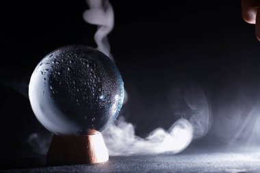 Kaderi tahmin etmek için kristal top. Gelecek için tahmin.