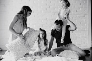 Kızları olan genç bir aile 