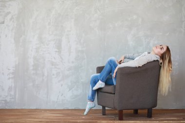 Genç bir kız rahat bir oda aittir