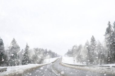 Kırsal alanların ve yolların kış manzarası