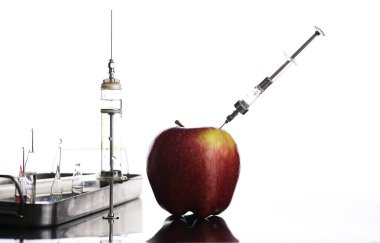 Genetiği değiştirilmiş gıdalar, elma pompalı kimyasal maddelerle