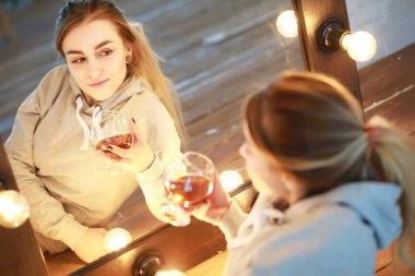 Genç bir kız rahat bir oda aittir