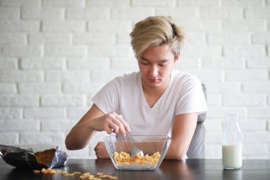 Kahvaltıda sütlü Mısır gevreği