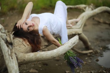 Yaz aylarında bir yürüyüşe doğada hamile kadın