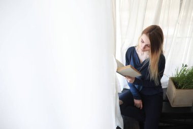 Genç kız evde rahatlatıcı