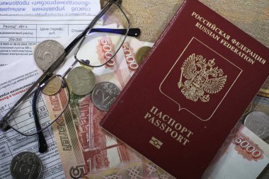 Belgeler ve para yerde