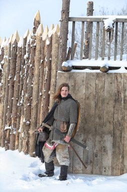 Defender'ı posta zırh genç savaşçı