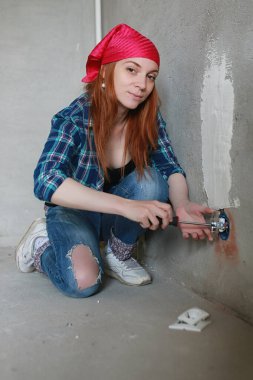 Kızıl saçlı kız bir elektro gitar ile. Rock müzisyen GIR