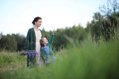Anne ve kızı yolda yürüyor.