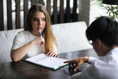 Ofiste genç insanlar bir çift