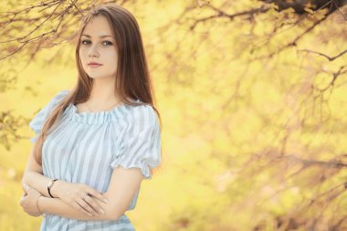 Bir yürüyüş ve sonbaharında genç kız 