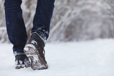 Çocuklu genç aile kış parkta yürüyüş. Winte