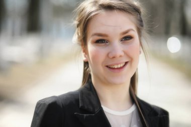 Sevimli kız bir sonbahar Park