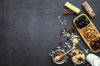 Sağlıklı kahvaltı. Süt lügatli tahıllardan Müsli.