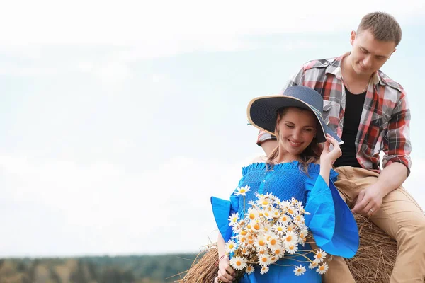 Couple en promenade dans les champs de campagne — Photo