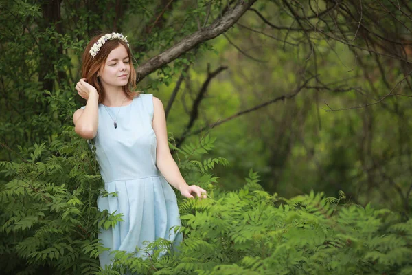 Fille en robe bleue dans le parc vert — Photo