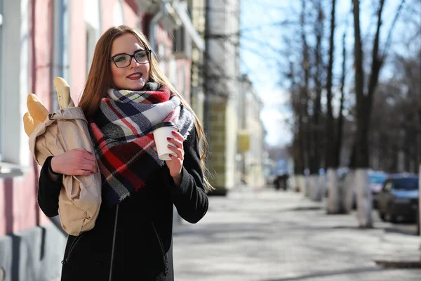 Flicka på en promenad i soligt väder — Stockfoto