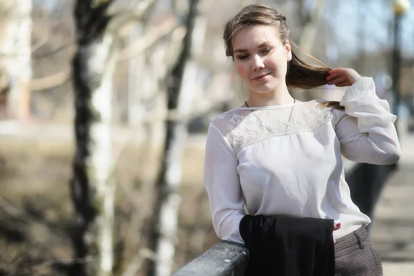 Menina bonito em um parque de outono — Fotografia de Stock