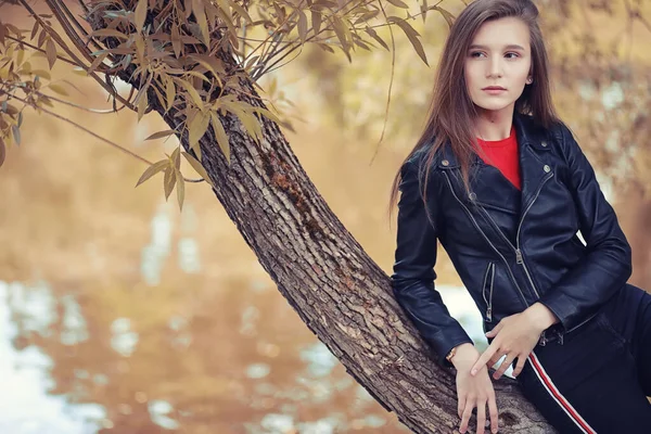 Ragazza nel parco autunnale — Foto Stock