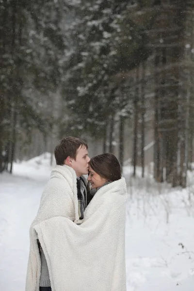 Pareja de amantes en una fecha tarde de invierno en una ventisca de nieve — Foto de Stock