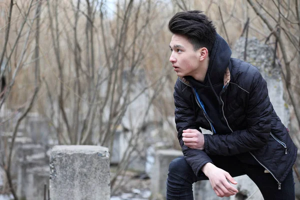 Ázsiai fiú tinédzser a természetben — Stock Fotó